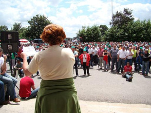 Asemblea dos gandeiros na que decidiron non retirar os seus tractores até a decisión que se tome en Madrid este luns / SLG