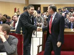 Otegi saúda a Ibarretxe na sala, antes de comezar o xuízo