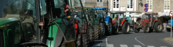 Imaxe da tractorada, esta quinta feira á tarde, por Compostela