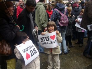 Detalle da manifestación a prol da normalización da lingua no ensino celebrada o  Día das Letras