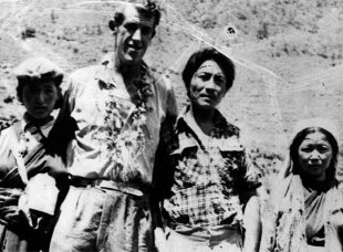 Hillary co sherpa Tenzing e dúas sobriñas deste